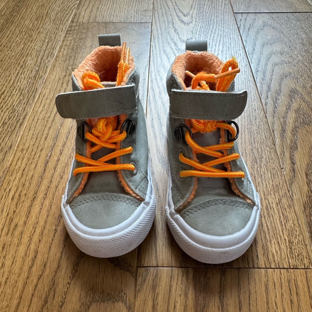 Kids High-Top Sneakers with Orange Laces